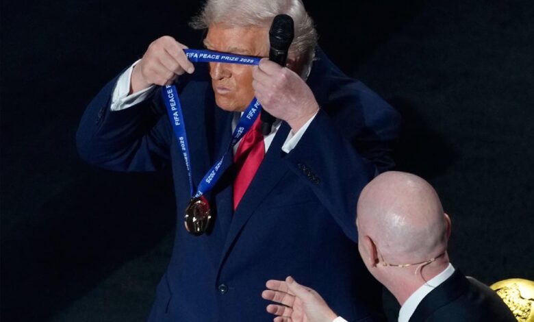 अमेरिकी-राष्ट्रपति-ट्रंप-को-मिला-‘शांति-पुरस्कार’,-खुशी-से-खुद-पहना