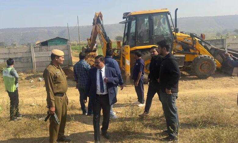 सीएम-मोहन-यादव-का-बुलडोजर:-मध्य-प्रदेश-में-250-बीघा-सरकारी-जमीन-से-अवैध-कब्जा-हटाया