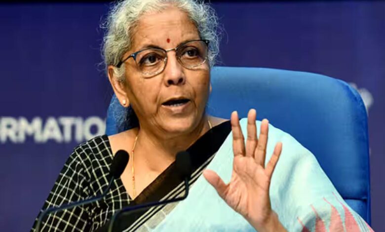 ‘रुपया-खुद-तय-करता-है-अपनी-दिशा’:-डॉलर-के-मुकाबले-रुपये-की-गिरावट-पर-वित्त-मंत्री-का-बयान