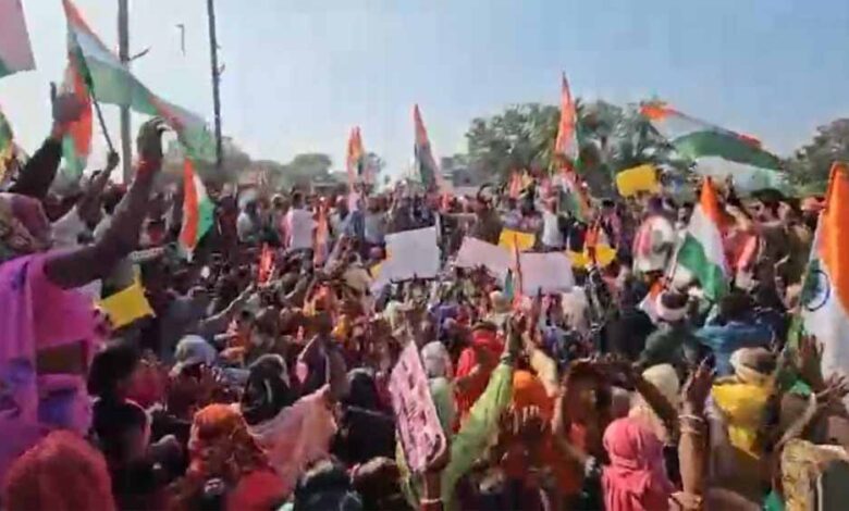 श्री-सीमेंट-परियोजना-पर-बवाल:-200+-ट्रैक्टरों-के-साथ-sdm-ऑफिस-पहुंचे-हजारों-ग्रामीण,-जनसुनवाई-रद्द-की-मांग-तेज