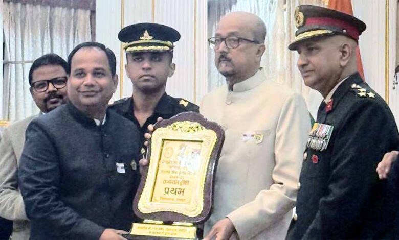 सशस्त्र-सेना-झंडा-दिवस:-राज्यभर-से-जुटाए-गए-18-लाख-रुपये,-कलेक्टर-डॉ.-गौरव-सिंह-को-राज्यपाल-ने-किया-सम्मानित