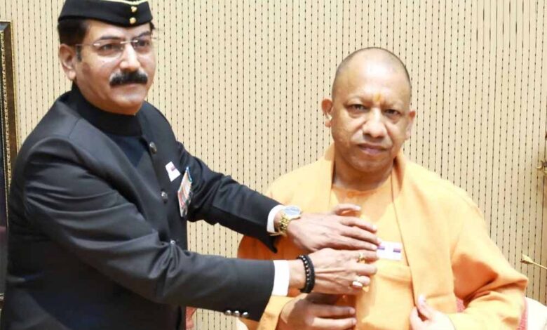 सशस्त्र-सेना-झंडा-दिवस-पर-सीएम-योगी-ने-फ्लैग-पिन-और-स्मारिका-का-किया-भव्य-विमोचन