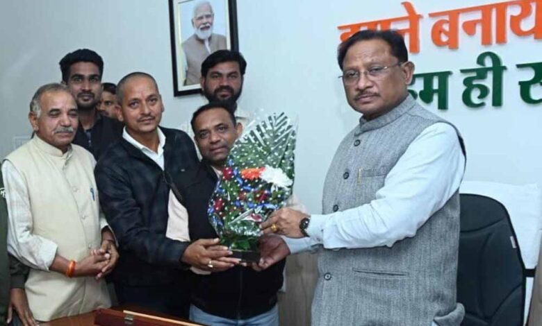 मुख्यमंत्री-विष्णु-देव-साय-से-कुंभकार-समाज-के-प्रतिनिधि-मंडल-की-सौजन्य-मुलाकात