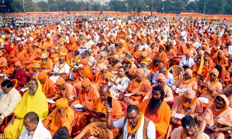 कोलकाता-में-भव्य-गीता-पाठ:-लाखों-भक्तों-की-मौजूदगी,-आयोजकों-ने-बताया-मकसद