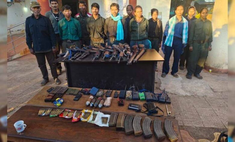 cc-मेंबर-रामधेर-समेत-12-नक्सलियों-ने-किया-आत्मसमर्पण,-तीन-राज्यों-का-नेटवर्क-ध्वस्त