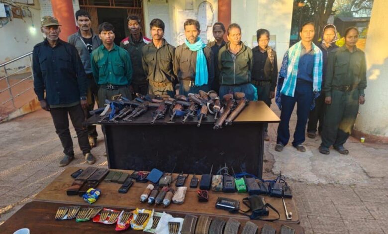 मध्य-प्रदेश-में-नक्सलवाद-पर-बड़ी-जीत,-1-करोड़-के-इनामी-रामधेर-मज्जी-सहित-12-कमांडर-सरेंडर