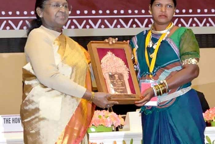 छत्तीसगढ़-का-गर्व:-हीराबाई-झरेका-बघेल-को-राष्ट्रपति-द्रौपदी-मुर्मु-ने-दिया-राष्ट्रीय-हस्तशिल्प-पुरस्कार