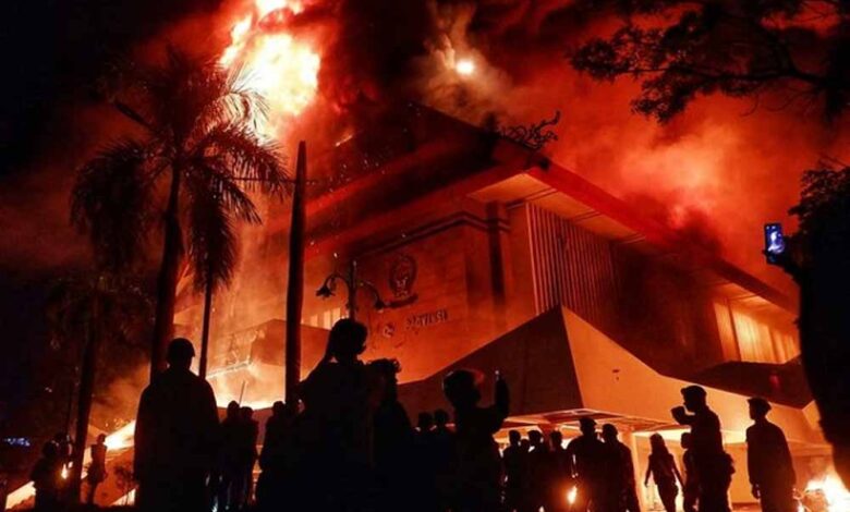 इंडोनेशिया-में-दिल-दहला-देने-वाली-त्रासदी:-7-मंजिला-ऑफिस-बिल्डिंग-में-भीषण-आग,-20-से-ज़्यादा-लोगों-की-मौत