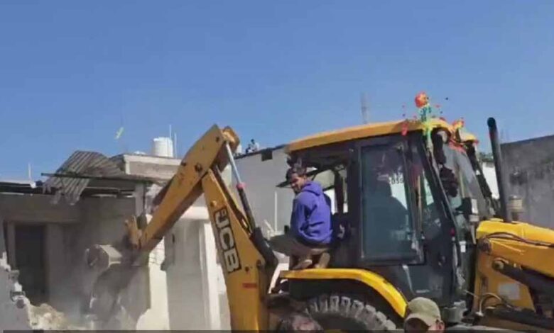 खंडवा-में-पूरे-गांव-को-‘वक्फ-प्रॉपर्टी’-बताने-का-दावा-खारिज,-प्रशासन-का-बुलडोजर-चला
