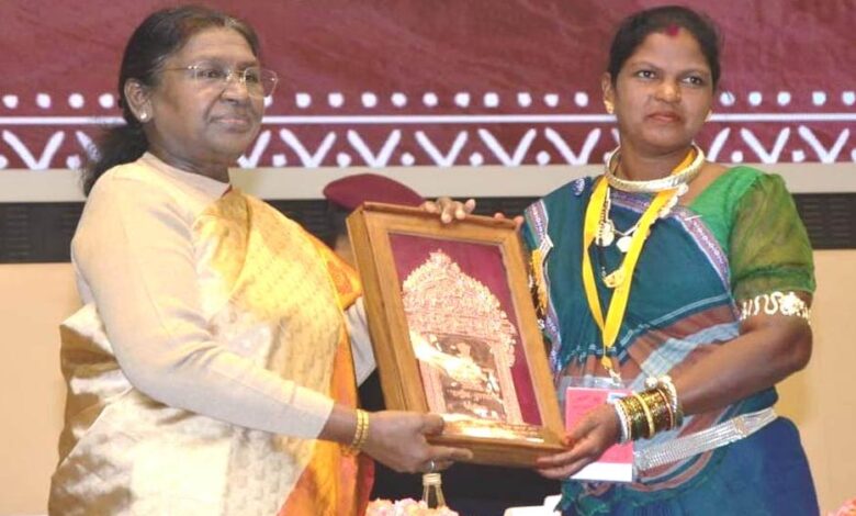 रायपुर-:-राष्ट्रपति-द्रौपदी-मुर्मु-के-हाथों-हीराबाई-झरेका-बघेल-राष्ट्रीय-हस्तशिल्प-पुरस्कार-से-सम्मानित