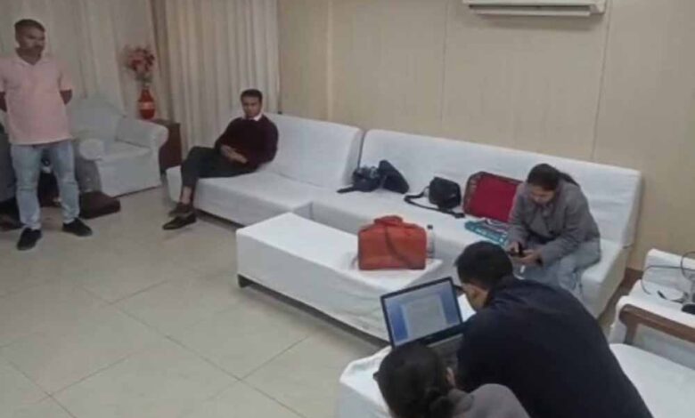 देवास-में-भ्रष्टाचार-पर-लोकायुक्त-की-बड़ी-कार्रवाई:-5-हजार-की-रिश्वत-लेते-अधिकारी-गिरफ्तार