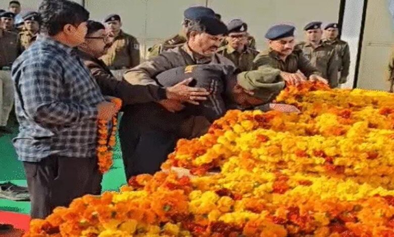 मुरैना-और-भिंड-में-4-पुलिसकर्मियों-का-अंतिम-संस्कार,-सड़क-हादसे-में-गई-थी-जान,-परिजनों-का-रो-रोकर-बुरा-हाल