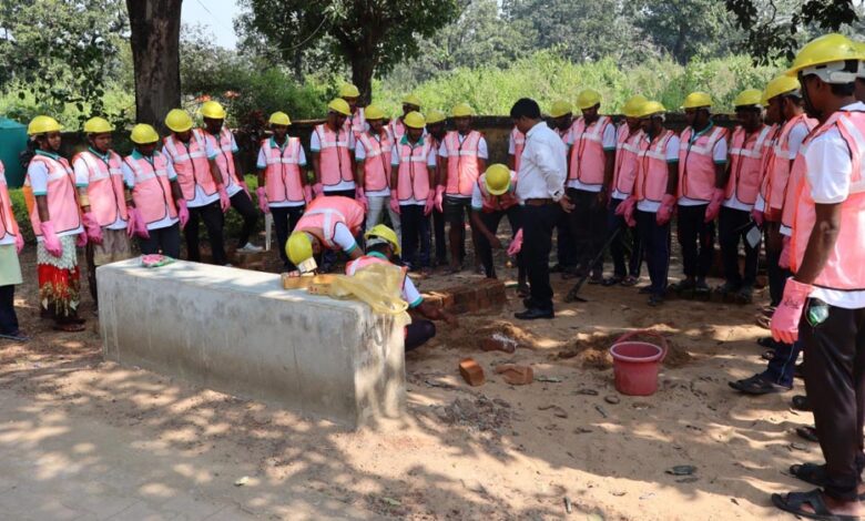 रायपुर-:-जिन-हाथों-में-कभी-बंदूक-थीं,-वही-हाथ-अब-बनाएँगे-गरीबों-का-आशियाना-जिन-हाथों-में-कभी-बंदूक-थीं