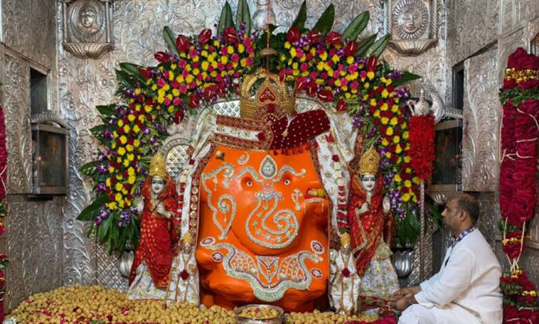 इंदौर-के-खजराना-गणेश-मंदिर-की-दान-पेटियाँ-खोली-गईं,-डेढ़-करोड़-रुपये,-डॉलर-और-सोने-चांदी-के-जेवर-मिले