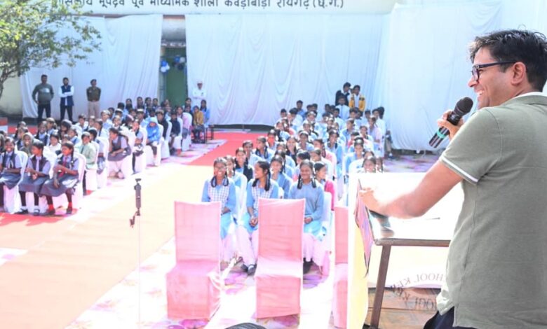 रायपुर-:-वित्तमंत्री-श्री-चौधरी-ने-स्मार्ट-क्लासरूम-एवं-आधुनिक-लाइब्रेरी-का-किया-लोकार्पण