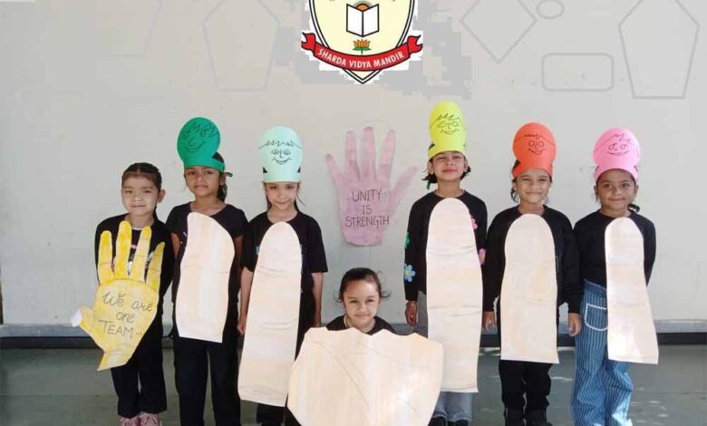 बच्‍चों-की-लघु-नाटिका-प्रस्‍तुत:-अंगुलियों-और-अंगूठें-की-लड़ाई-में-हथेली-की-समझाइश