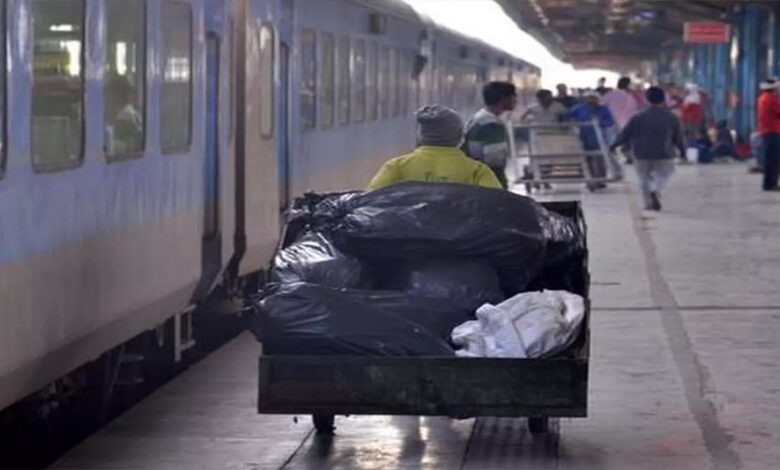 आठ-माह-में-गंदगी-फ़ैलाने-वालों-से-रेलवे-ने-24-लाख-82-हजार-से-अधिक-का-जुर्माना-वसूला