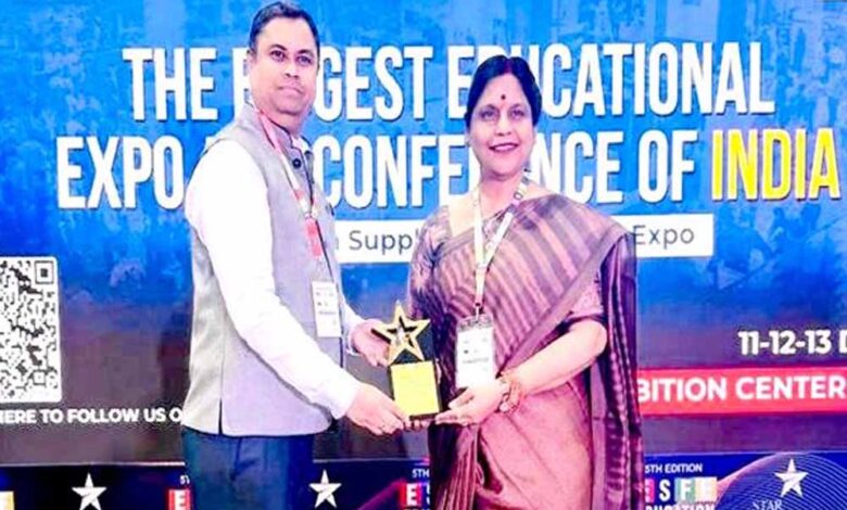 मॉडल-हायर-सेकेण्डरी-स्कूल-टीटी.-नगर-को-मध्यप्रदेश-के-बेस्ट-अवॉर्ड-श्रेणी-का-पुरस्कार