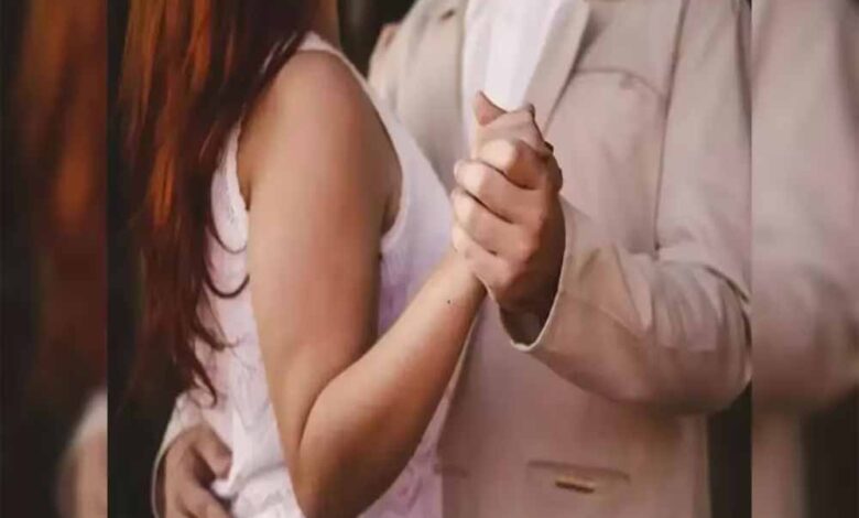 छोटी-बहन-बनी-सौतन,-जीजा-से-मंदिर-में-रचाई-शादी;-सदमे-में-आकर-दीदी-ने-दी-जान