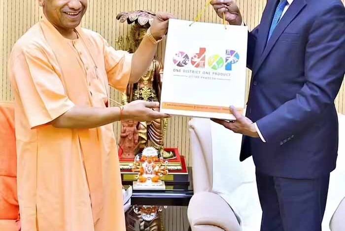 सीएम-योगी-और-टाटा-समूह-के-चेयरपर्सन-के-बीच-हुई-बैठक,-यूपी-में-एआई-सिटी-और-सेंटर-ऑफ-एक्सीलेंस-बनाने-का-प्रस्ताव