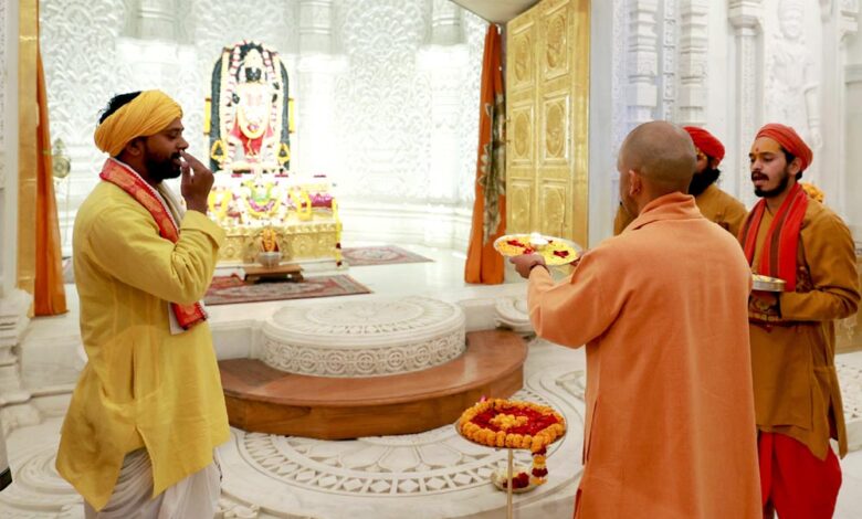 मुख्यमंत्री-योगी-आदित्यनाथ-ने-रामलला-के-श्रीचरणों-में-झुकाया-शीश,-हनुमानगढ़ी-में-भी-लगाई-हाजिरी