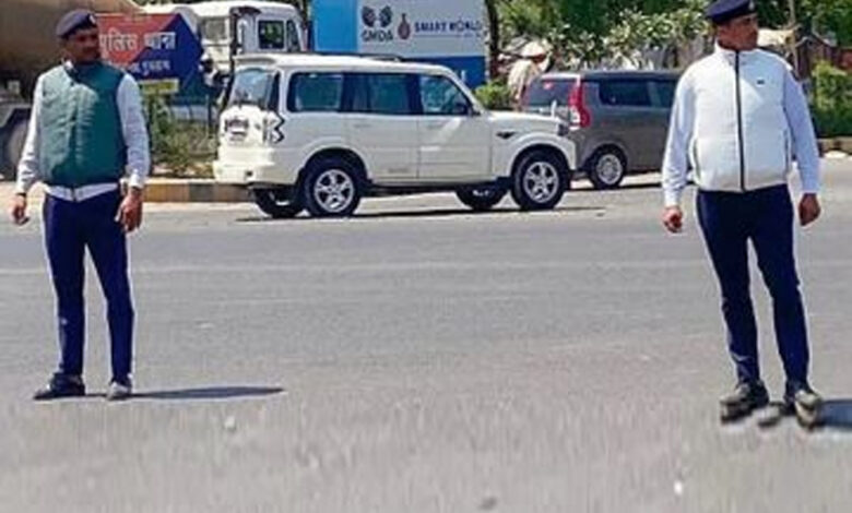 दिल्ली में बढ़ती ठंड से राहत: ट्रैफिक पुलिसकर्मियों को मास्क और गर्म कपड़े उपलब्ध