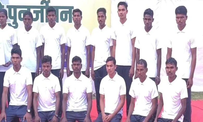 छत्तीसगढ़-में-बड़ा-नक्सल-सरेंडर:-84-लाख-के-इनामी-34-नक्सलियों-ने-डाले-हथियार,-7-महिलाएं-भी-शामिल