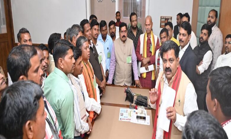 रायपुर-में-बस्तर-संभाग-के-सरपंचों-ने-नए-विधानसभा-भवन-में-देखी-लोकतांत्रिक-प्रक्रिया