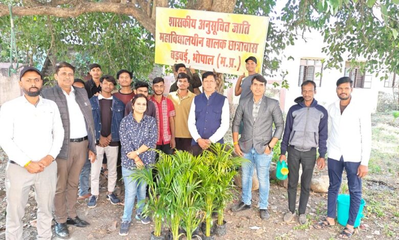 जनजातीय-कार्य-विभाग-में-संचालित-छात्रावास-प्रांगण-में-पौधारोपण-कर-किया-भारतीय-वीर-शहीदों-को-याद