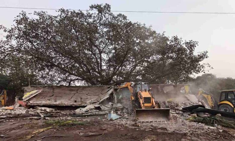 नेशनल हाईवे पर बुलडोजर का सख्त संदेश, अवैध ढाबे हुए ध्वस्त