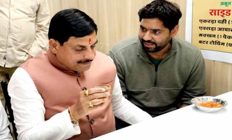 मुख्यमंत्री-ने-इंदौर-में-इंदौरी-पोहा-जलेबी-का-लिया-लुत्फ