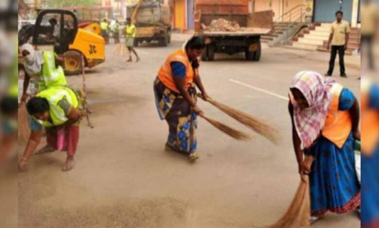 9वीं-बार-स्वच्छता-में-नंबर-1-बनने-को-तैयार-इंदौर,-महापौर-ने-सफाई-कर्मियों-से-संवाद-कर-परखी-जमीनी-तैयारी