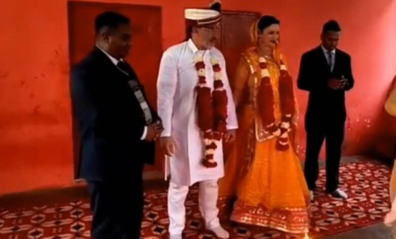 स्पेन-से-भारत-आए-विदेशी-जोड़े-ने-ओरछा-में-रचाया-वैदिक-विवाह,-बतेश्वर-मंदिर-था-साक्षी