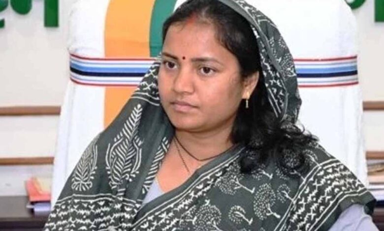 जनहित-सर्वाेपरि:-मंत्री-लक्ष्मी-राजवाड़े-मौके-पर-ही-कराया-लंबित-समस्या-का-समाधान