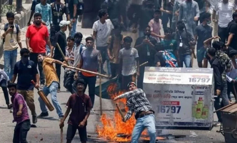 बांग्लादेश-में-जलते-अखबार-दफ्तरों-को-चुपचाप-देखती-रही-पुलिस,-अधिकारी-ने-दी-सफाई