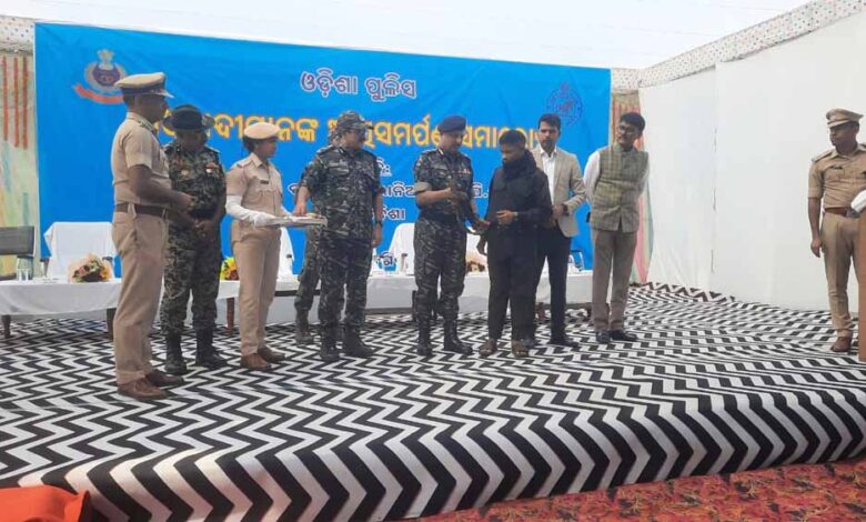 नक्सल-विरोधी-अभियान-को-मिली-बड़ी-सफलता,-22-इनामी-माओवादियों-ने-डीजीपी-के-सामने-किया-आत्मसमर्पण