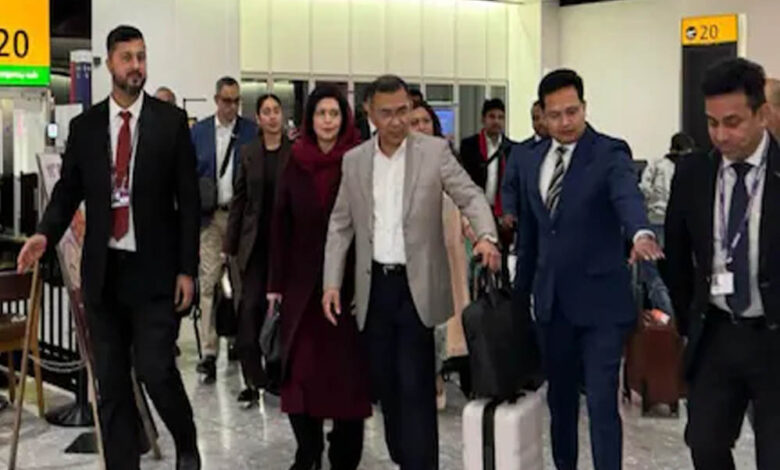 17-साल-बाद-बांग्लादेश-लौटे-तारिक-रहमान,-देशभक्ति-दिखाते-हुए-हाथ-में-मिट्टी-ली