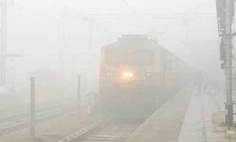 कोहरे-का-कहर:-रांची–नई-दिल्ली-राजधानी-एक्सप्रेस-10.5-घंटे-लेट,-भूख-प्यास-से-बेहाल-यात्री