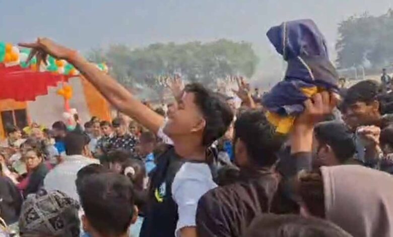 यूपी के इस जिले में सांसद खेल महोत्सव बना अखाड़ा, पुरस्कार वितरण के दौरान मचा हंगामा