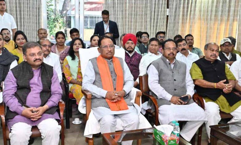 मुख्यमंत्री-विष्णु-देव-साय-ने-जनप्रतिनिधियों-संग-‘मन-की-बात’-कार्यक्रम-की-129वीं-कड़ी-का-श्रवण