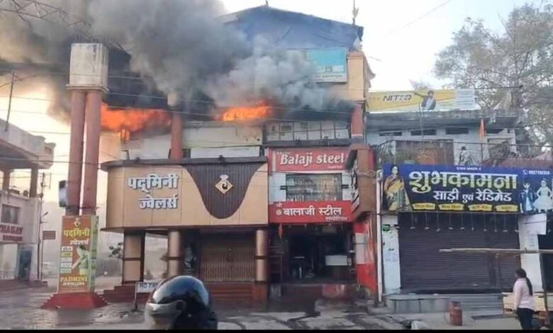 कोरबा-के-एसएस-प्लाजा-में-भीषण-आग,-कई-दुकानें-जलकर-खाक,-दमकल-की-14-गाड़ियां-मौके-पर