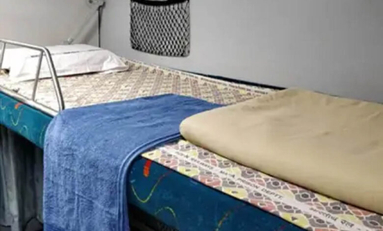 ट्रेनों-में-चादर-और-टॉवल-ले-जा-रहे-यात्री,-दो-साल-में-रेलवे-को-हुआ-34-लाख-रुपये-का-नुकसान