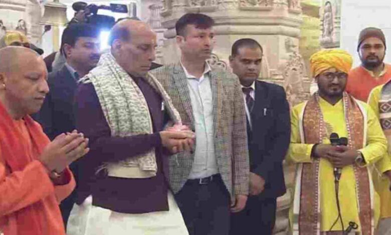 रामलला-प्राण-प्रतिष्ठा-की-दूसरी-वर्षगांठ:-राजनाथ-सिंह-और-सीएम-योगी-ने-किए-दर्शन,-रक्षा-मंत्री-ने-उतारी-आरती