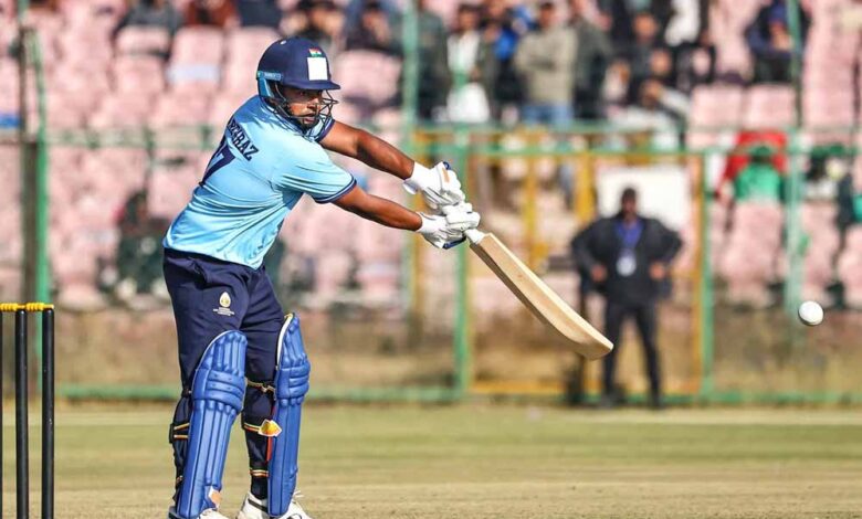 नए-साल-से-पहले-सरफराज-खान-का-धमाका,-गेंदबाजों-की-धज्जियां-उड़ाकर-रोहित-शर्मा-का-रिकॉर्ड-तोड़ा