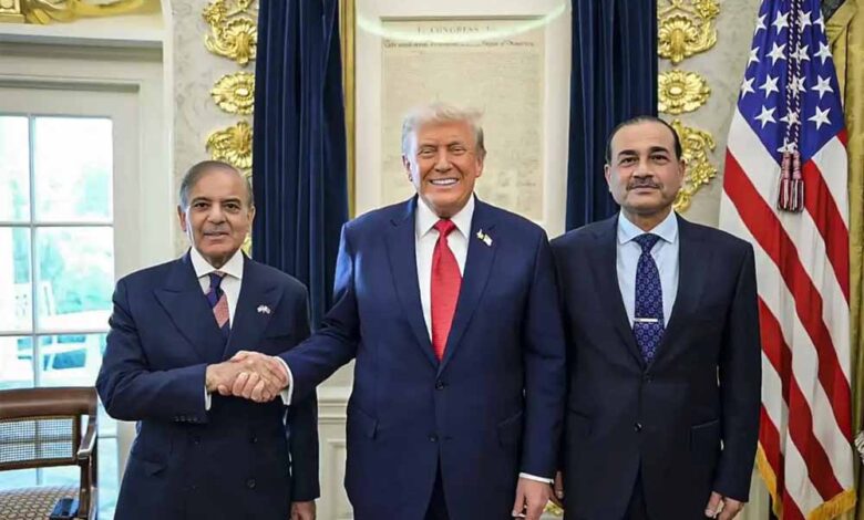 चापलूसी और लालच का खेल! कैसे आसिम मुनीर बने डोनाल्ड ट्रंप के ‘पसंदीदा फील्ड मार्शल’, भारत की बढ़ी टेंशन