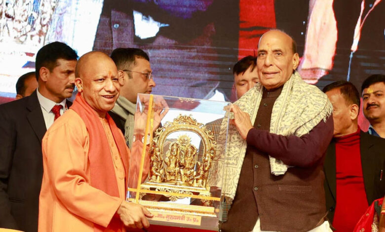 श्री राम जन्मभूमि मंदिर के द्वितीय वार्षिकोत्सव पर अयोध्या पहुंचे रक्षा मंत्री राजनाथ सिंह