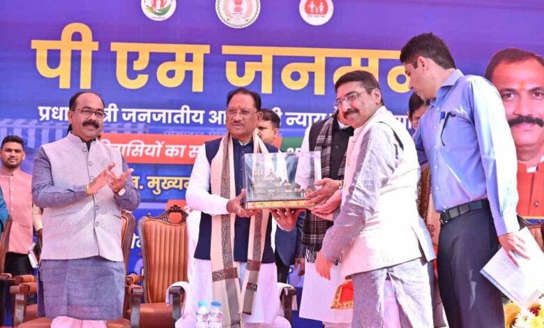 दूरस्थ आदिवासी अंचलों को स्वास्थ्य की नई राह — मुख्यमंत्री साय ने 57 मोबाइल मेडिकल यूनिट वाहनों को दिखाई हरी झंडी