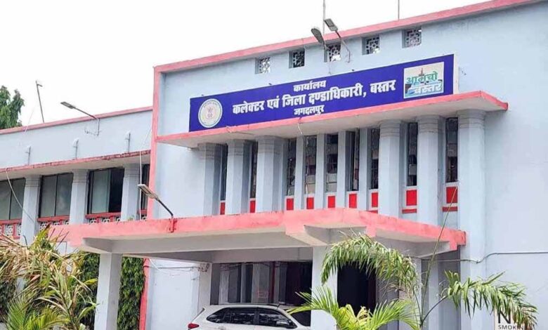 छत्तीसगढ़-में-बस्तर-कलेक्ट्रेट-में-हुआ-कार्यक्रम,-जिले-के-11-सेवानिवृत्त-अधिकारी-कर्मचारियों-को-दी-विदाई