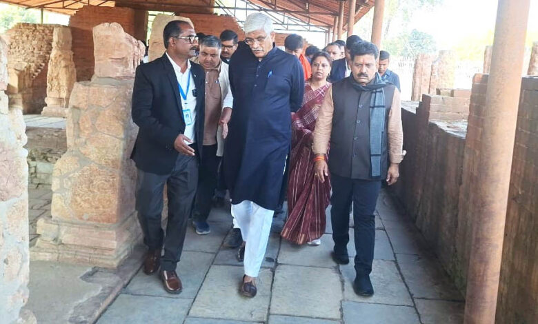 रायपुर-:-केंद्रीय-संस्कृति-एवं-पर्यटन-मंत्री-गजेन्द्र-सिंह-शेखावत-ने-किया-ऐतिहासिक-सिरपुर-के-पुरातात्विक-स्थलों-का-निरीक्षण