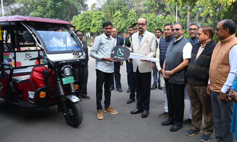 रायपुर-:-राज्यपाल-डेका-ने-सरस्वती-शिक्षा-संस्थान-को-प्रदान-किए-चार-ई-रिक्शे